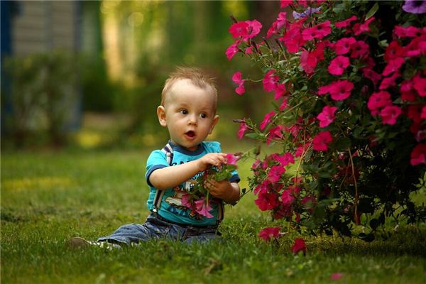 老伯伯变成小孩子