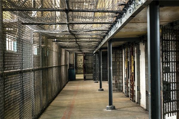 梦见监狱长是什么意思 梦见监狱长是什么意思