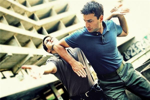 梦见打兄弟是什么意思 梦见打兄弟是什么意思