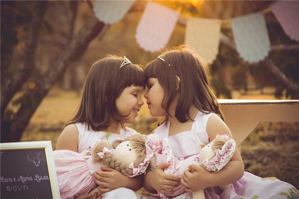 梦见孪生姐妹是什么意思 梦见孪生姐妹是什么意思