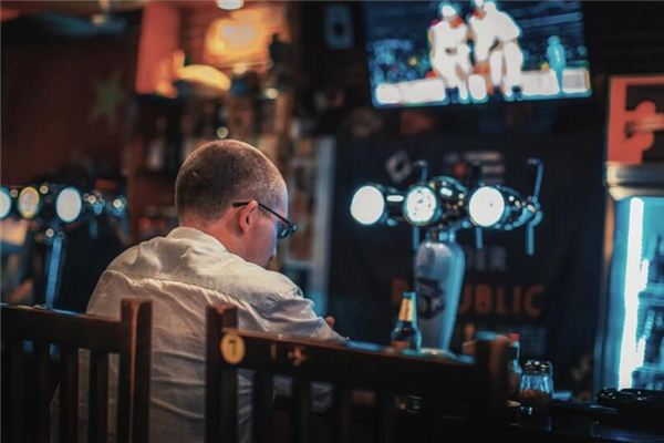 梦见酒馆老板是什么意思 梦见酒馆老板是什么意思