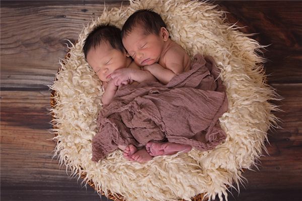 梦见孪生兄弟是什么意思 梦见孪生兄弟是什么意思