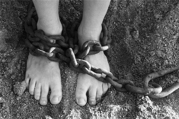 梦见镣铐是什么意思 梦见镣铐是什么意思