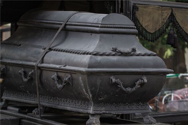 梦见黑棺材是什么意思 梦见黑棺材是什么意思