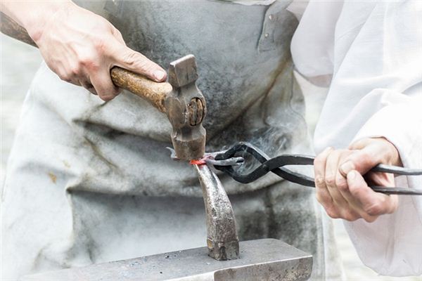 梦见铁砧是什么意思 梦见铁砧是什么意思