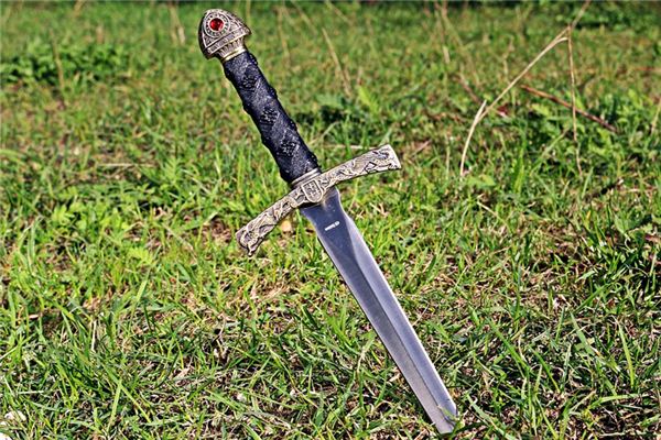 梦见短剑是什么意思 梦见短剑是什么意思