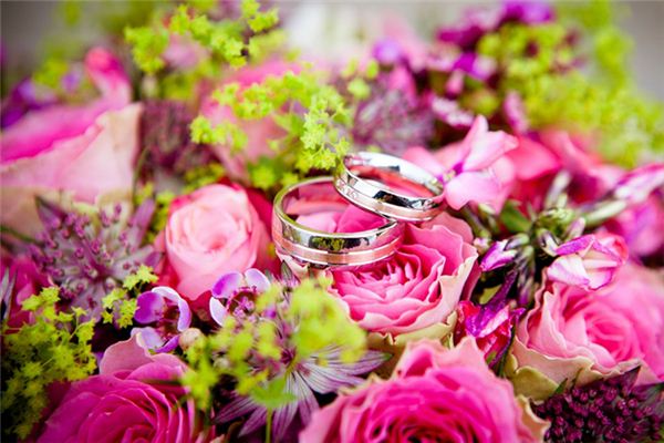 梦见结婚戒指是什么意思 梦见结婚戒指是什么意思