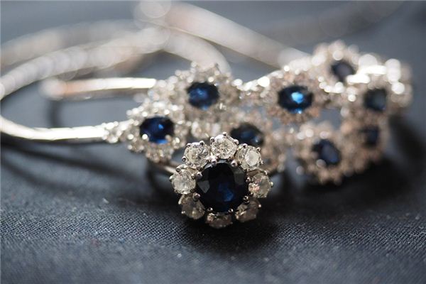 梦见蓝宝石是什么意思 梦见蓝宝石是什么意思