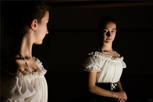 梦见穿衣镜是什么意思 梦见穿衣镜是什么意思