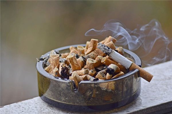 梦见烟灰缸是什么意思 梦见烟灰缸是什么意思