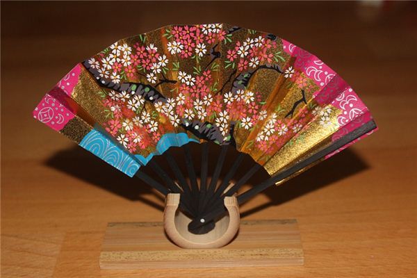 梦见扇子是什么意思 梦见扇子是什么意思