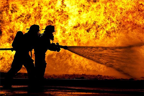 梦见用水浇火是什么意思 梦见用水浇火是什么意思