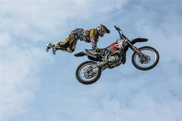 梦见特技表演是什么意思 梦见特技表演是什么意思