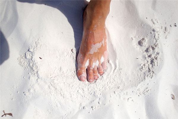 梦见赤脚走路是什么意思 梦见赤脚走路是什么意思