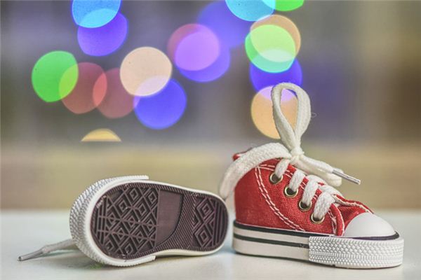 梦见别人送鞋是什么意思 梦见别人送鞋是什么意思