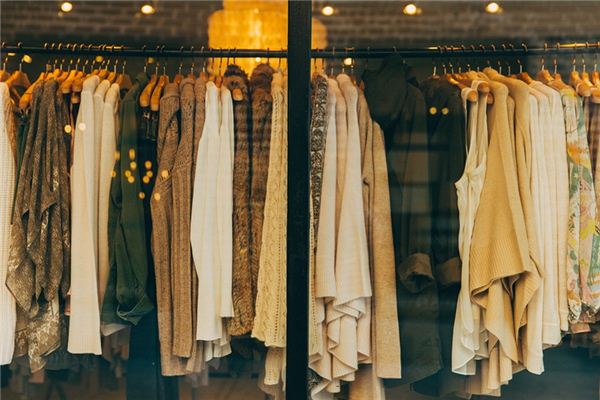 梦见卖衣服是什么意思 梦见卖衣服是什么意思