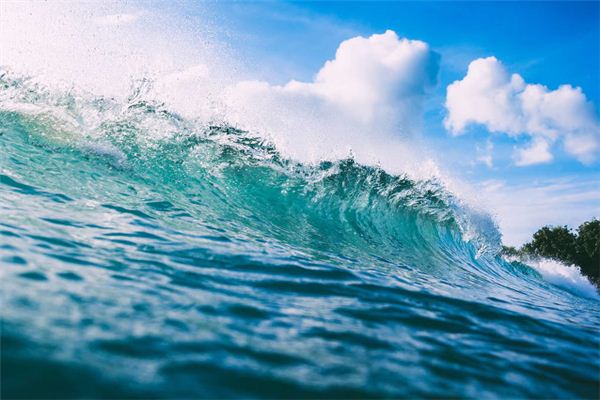 梦见高大的浪涛凶猛涌来