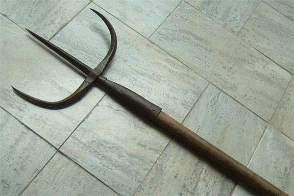 梦见三股叉是什么意思 梦见三股叉是什么意思