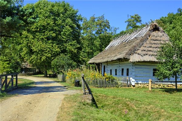 梦见草房是什么意思 梦见草房是什么意思
