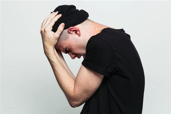 梦见双手抱头是什么意思 梦见双手抱头是什么意思