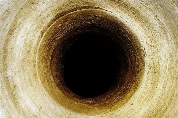 梦见深坑是什么意思 梦见深坑是什么意思