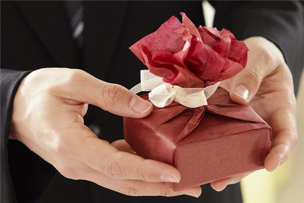 梦见送礼是什么意思 梦见送礼是什么意思
