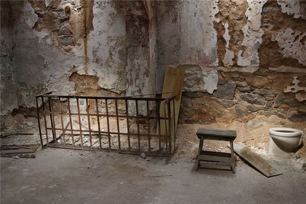 梦见掉粪坑是什么意思 梦见掉粪坑是什么意思