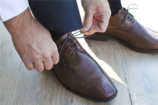 梦见系鞋带是什么意思 梦见系鞋带是什么意思