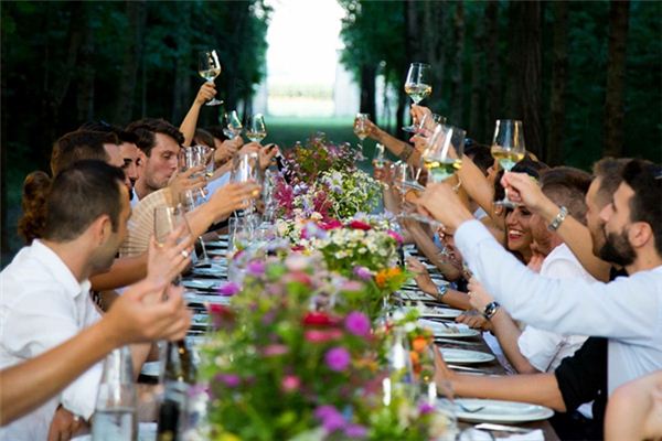 梦见拚命喝酒是什么意思 梦见拚命喝酒是什么意思