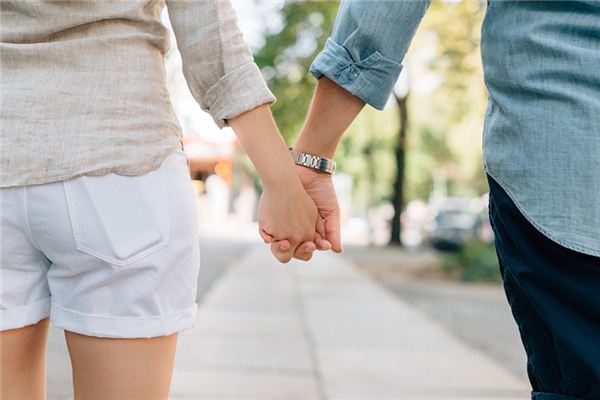 梦见异性牵手是什么意思 梦见异性牵手是什么意思