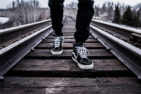 梦见找鞋穿是什么意思 梦见找鞋穿是什么意思