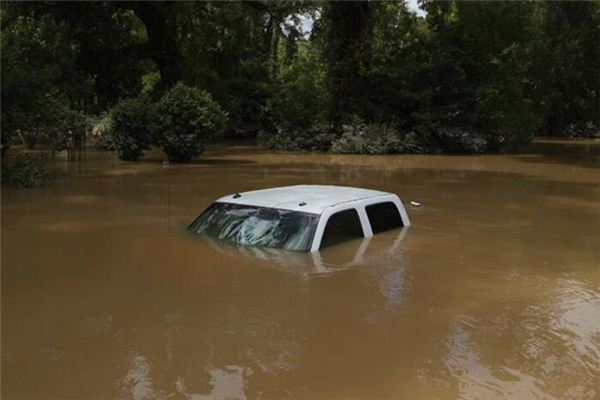 梦见车被水淹是什么意思 梦见车被水淹是什么意思