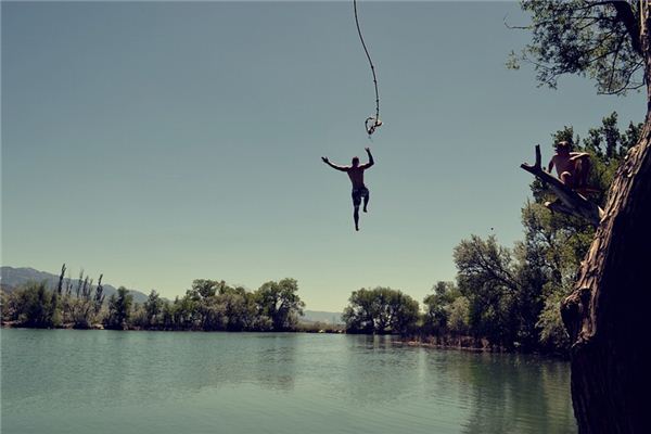梦见掉水里是什么意思 梦见掉水里是什么意思