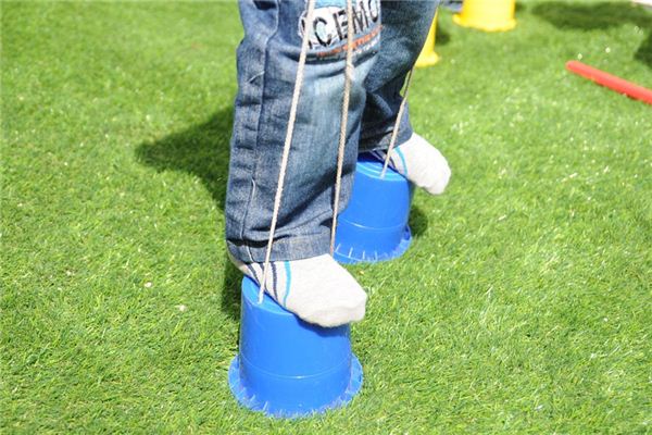 梦见踩高跷是什么意思 梦见踩高跷是什么意思