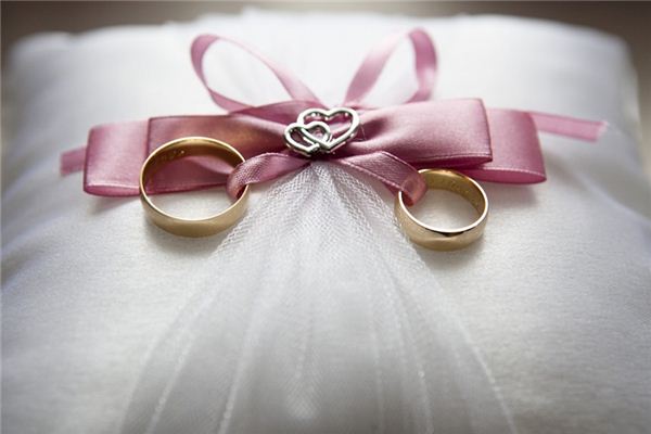 女人梦见别人送戒指 女人梦见别人送戒指