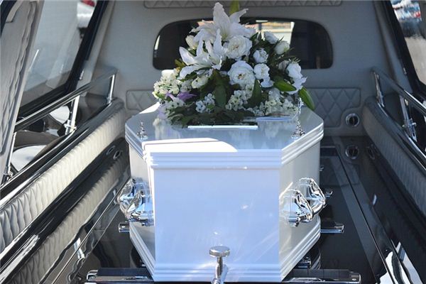 梦见别人抬棺材是什么意思