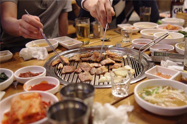 梦见请人吃饭是什么意思