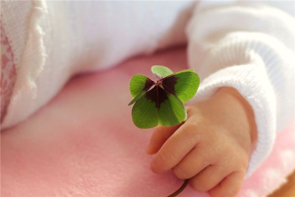 梦见女人生孩子是什么意思 梦见女人生孩子是什么意思