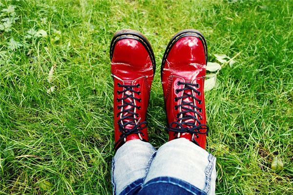 梦见别人穿红鞋是什么意思