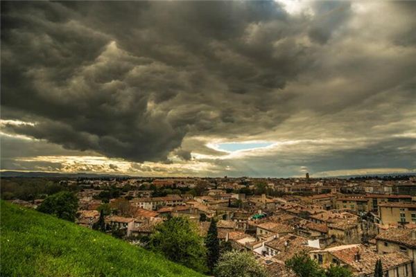 梦见狂风暴雨是什么意思 梦见狂风暴雨是什么意思