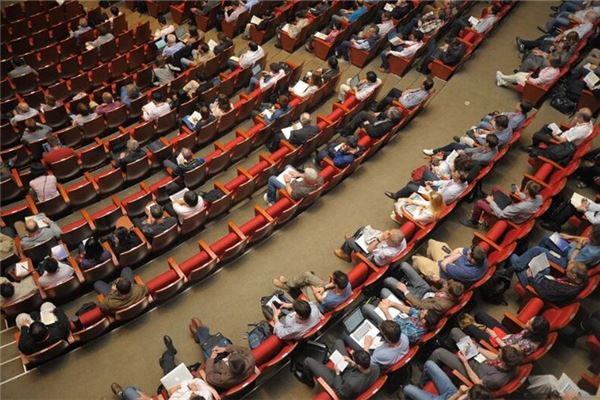 梦见会议：言简意赅有分寸，侃侃而谈有能力