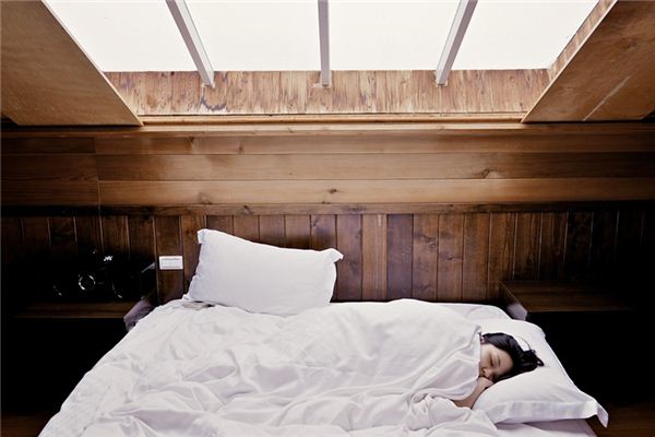 梦见说梦话是什么意思 梦见说梦话是什么意思