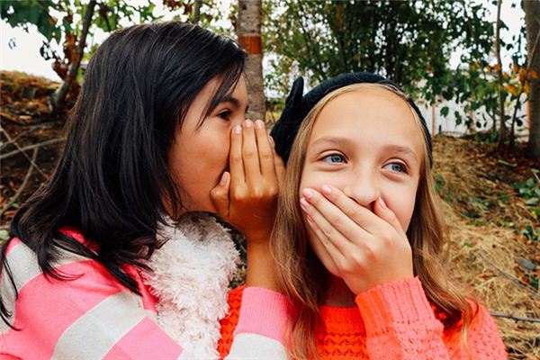 梦见喃哺细语是什么意思 梦见喃哺细语是什么意思